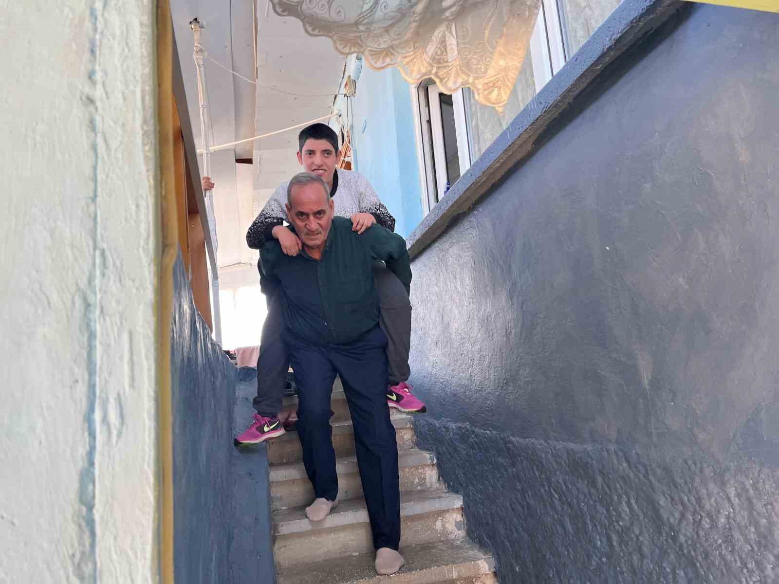 73 yaşındaki baba ayağındaki platine rağmen kızını metrelerce sırtında taşıyor