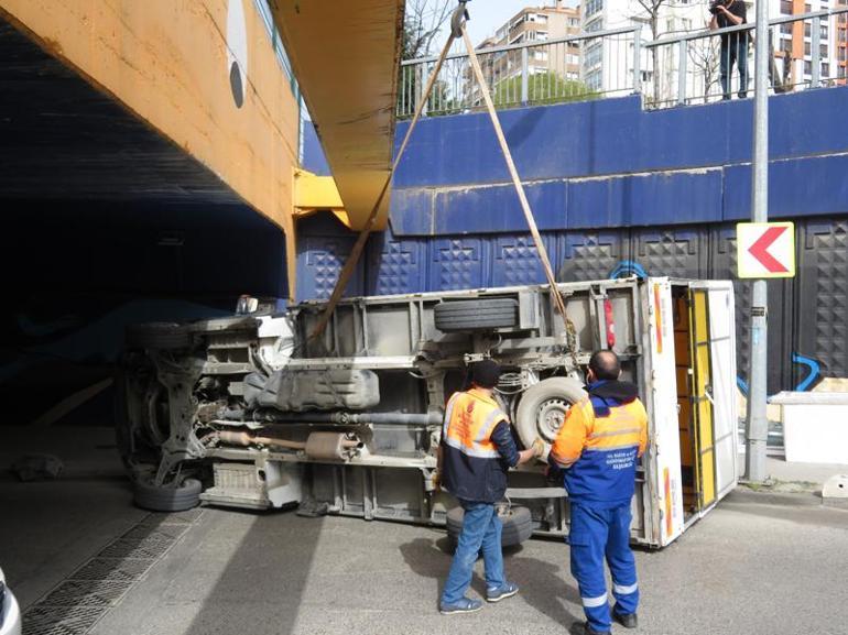 Kadıköy’de alt geçite çarpan kamyonet yan yattı