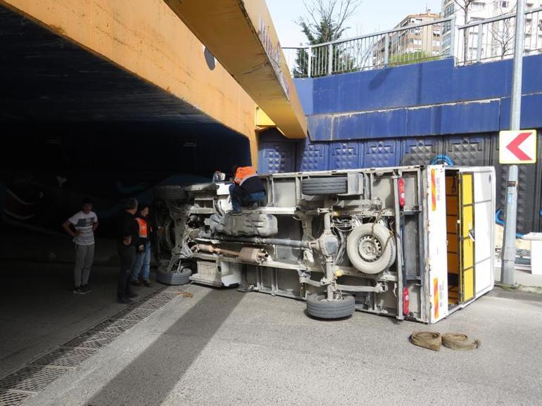 Kadıköy’de alt geçite çarpan kamyonet yan yattı