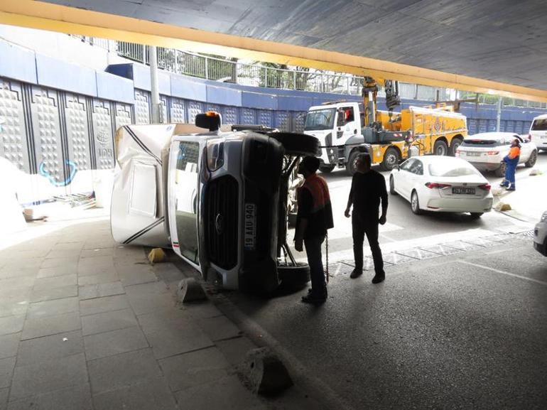 Kadıköy’de alt geçite çarpan kamyonet yan yattı