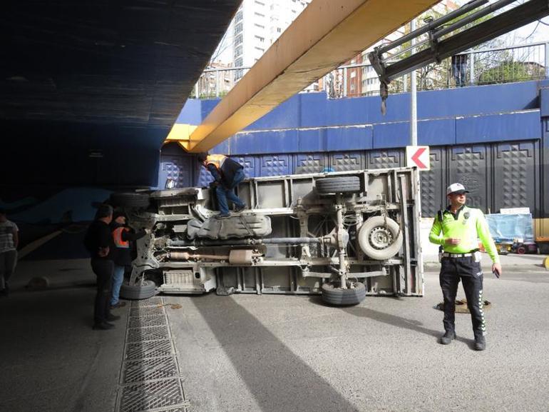 Kadıköy’de alt geçite çarpan kamyonet yan yattı