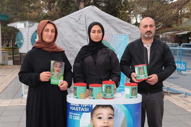 SMA'lı Muhammed bayramı yoğun bakımda, ailesi yardım standında geçiriyor