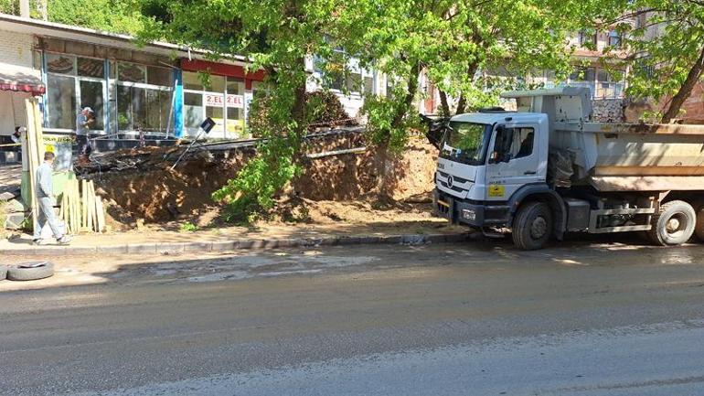 İzmit’te iş makinesiyle desteklenen istinat duvarında onarım başladı