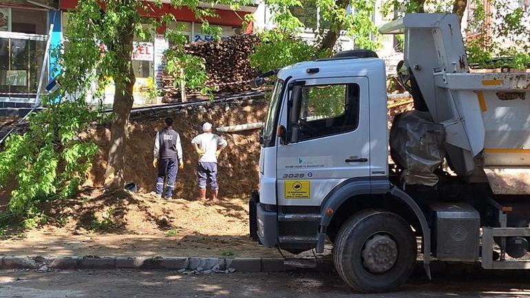 İzmit’te iş makinesiyle desteklenen istinat duvarında onarım başladı