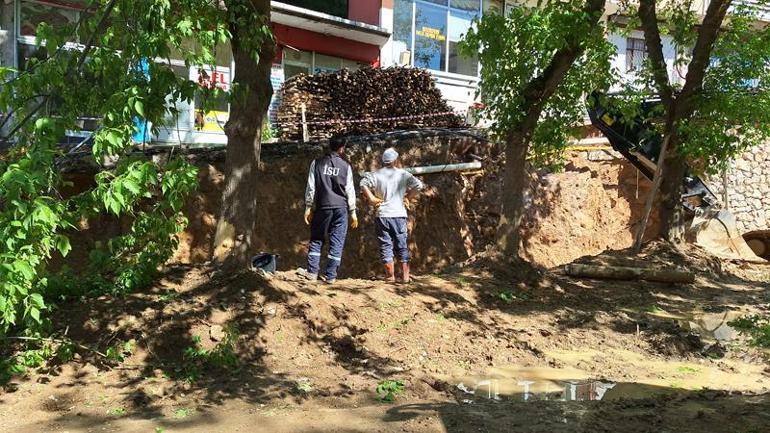 İzmit’te iş makinesiyle desteklenen istinat duvarında onarım başladı