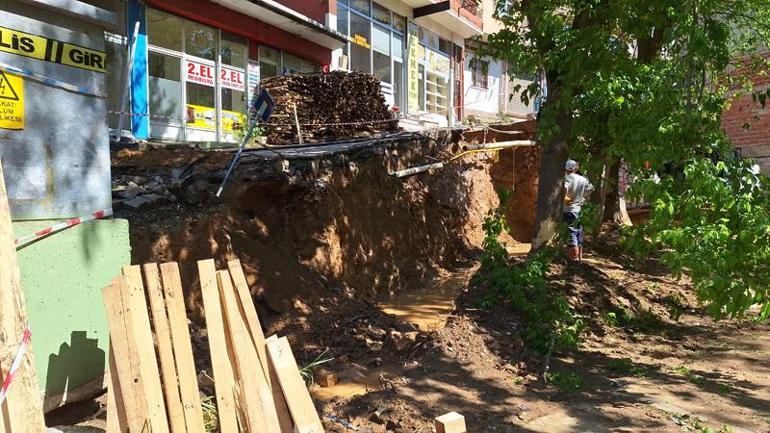 İzmit’te iş makinesiyle desteklenen istinat duvarında onarım başladı