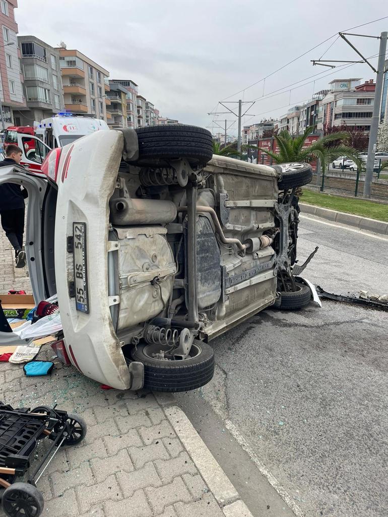 Otomobiliyle çöp konteynerine çarpan polis memuru ve 2 çocuğu yaralandı; o anlar kamerada