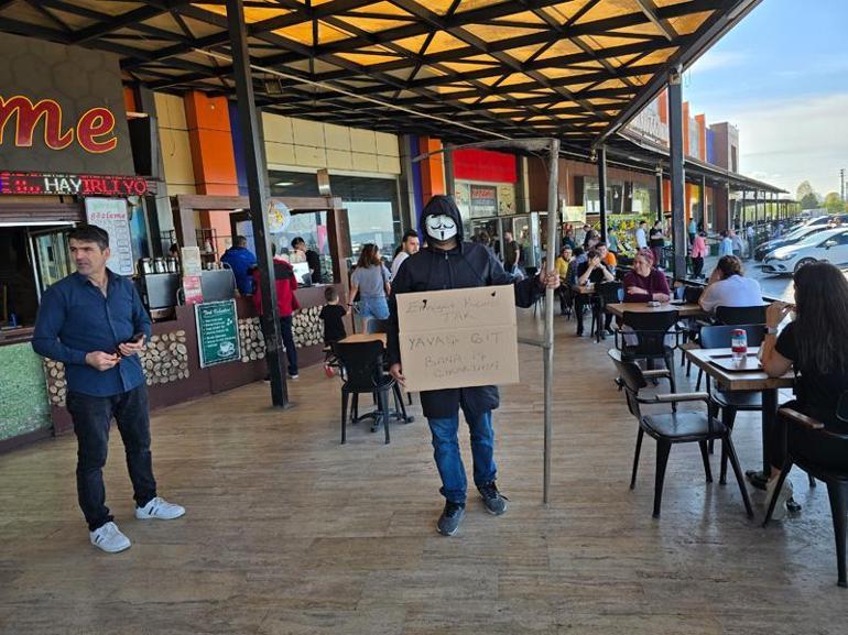 'Azrail' maskesi takıp ‘Bana iş çıkarmayın’ pankartı ile sürücüleri uyardı