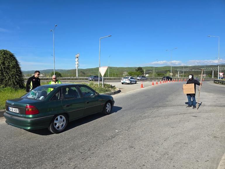 'Azrail' maskesi takıp ‘Bana iş çıkarmayın’ pankartı ile sürücüleri uyardı