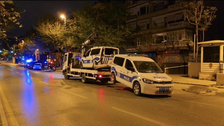 Kadıköy'de alkollü sürücü park halindeki 2 polis aracına çarptı