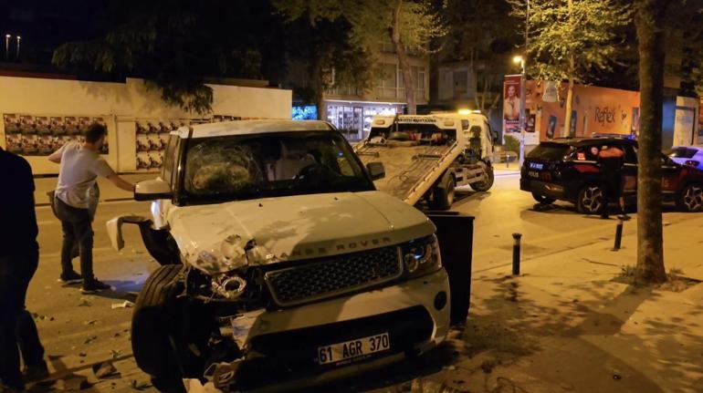 Kadıköy'de alkollü sürücü park halindeki 2 polis aracına çarptı