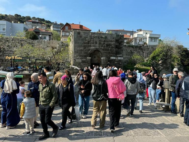 6 bin 600 nüfuslu Amasra'ya 3 günde 100 bin araç giriş yaptı