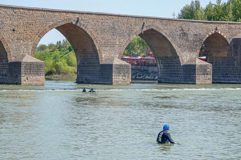 'Hareketsiz erkek görüldü’ ihbarının yapıldığı Dicle Nehri'ndeki aramalara kadavra köpeği Boyka da katıldı