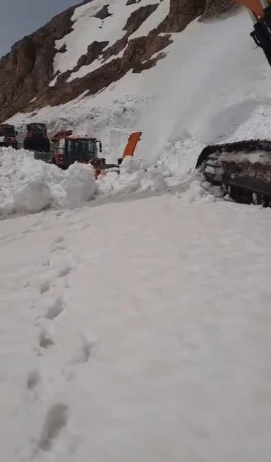 Van-Bahçesaray kara yolunun 36 kilometresi ulaşıma açıldı