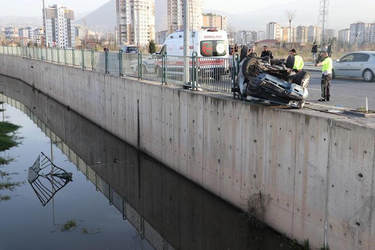 Takla atan otomobilin yaralı sürücüsü, yakınları ile tartışan polislere tepki gösterdi