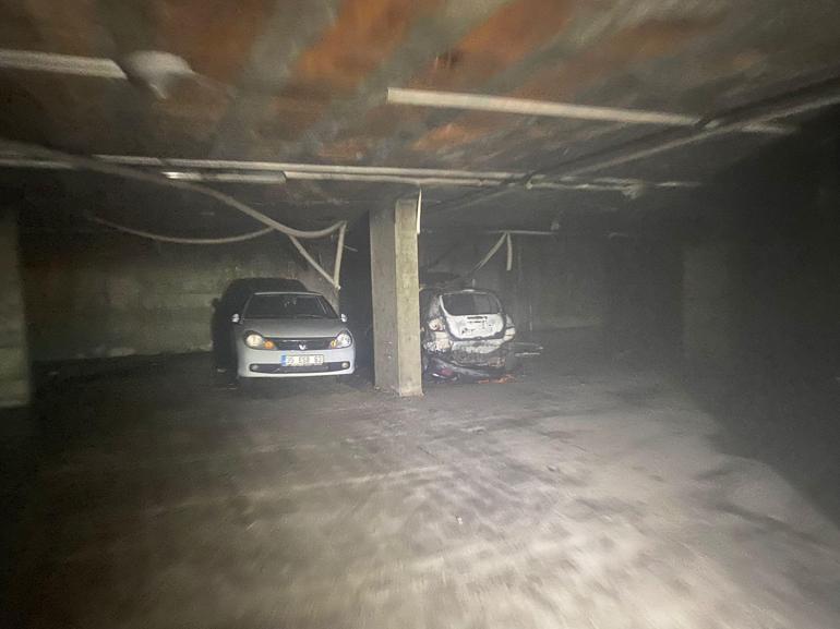 Otoparktaki otomobil yangını endişe yarattı, 52 dairelik bina tahliye edildi