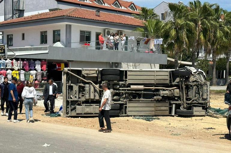 Servis midibüsü ile otomobil çarpıştı: 29 yaralı