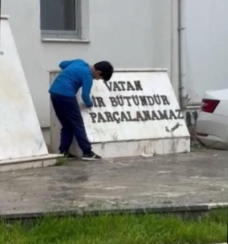 Atatürk büstünü ıslak mendille silen Poyraz’a, Atatürk posteri ve polis şapkası