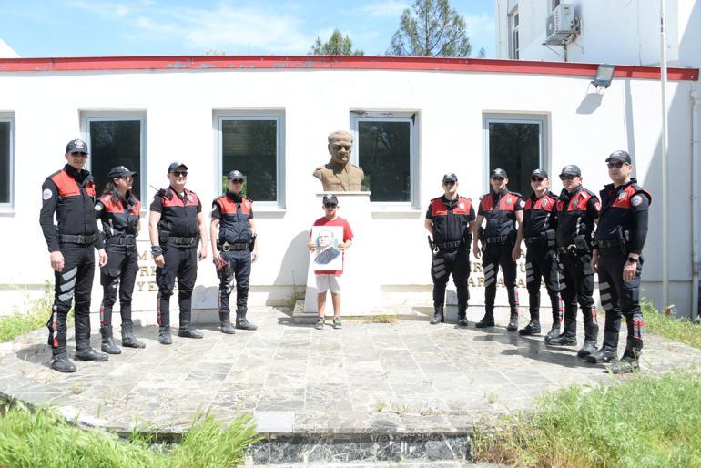 Atatürk büstünü ıslak mendille silen Poyraz’a, Atatürk posteri ve polis şapkası