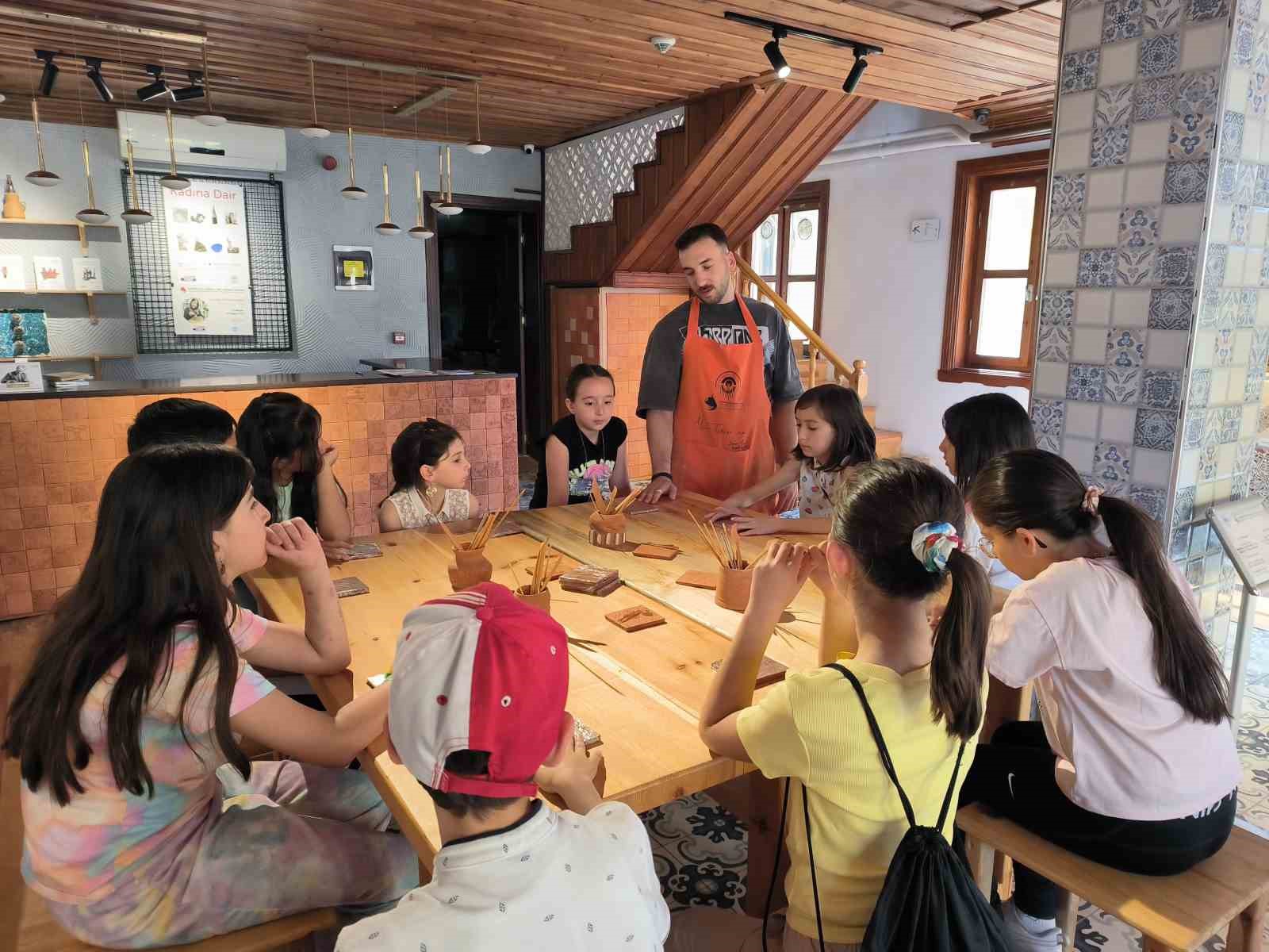 Öğrencilerden Şehrin Ateşi Seramik Galerisi’ne ziyaret