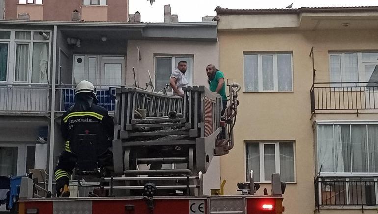 Polisten saklanırken komşusunun balkonunda mahsur kaldı