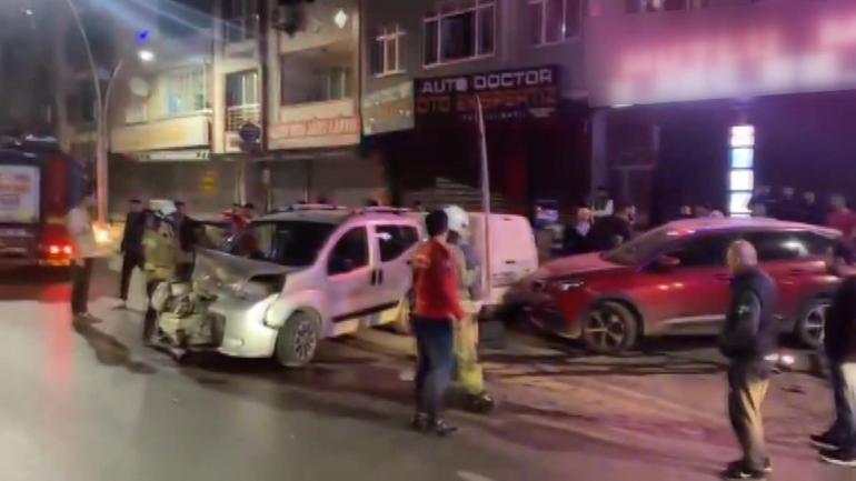 Sultangazi'de hafif ticari araç park halindeki otomobile çarptı: 2 yaralı