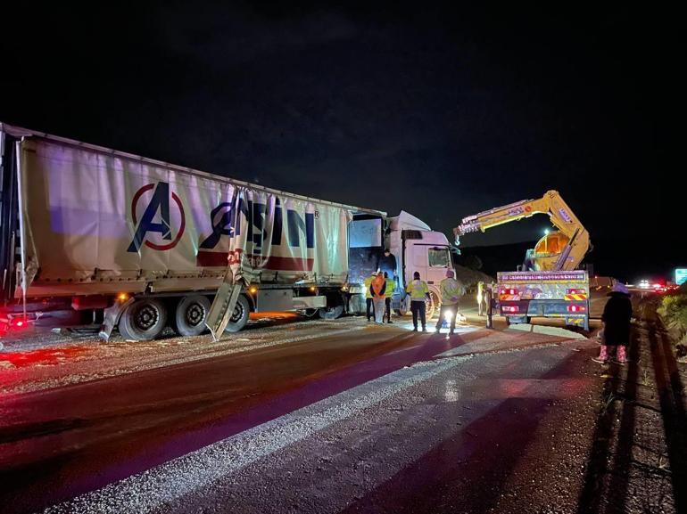 Gaziantep'te 2 TIR yolu makasladı, bölgeye gelen polis aracına başka bir TIR çarptı; 3'ü polis 4 yaralı