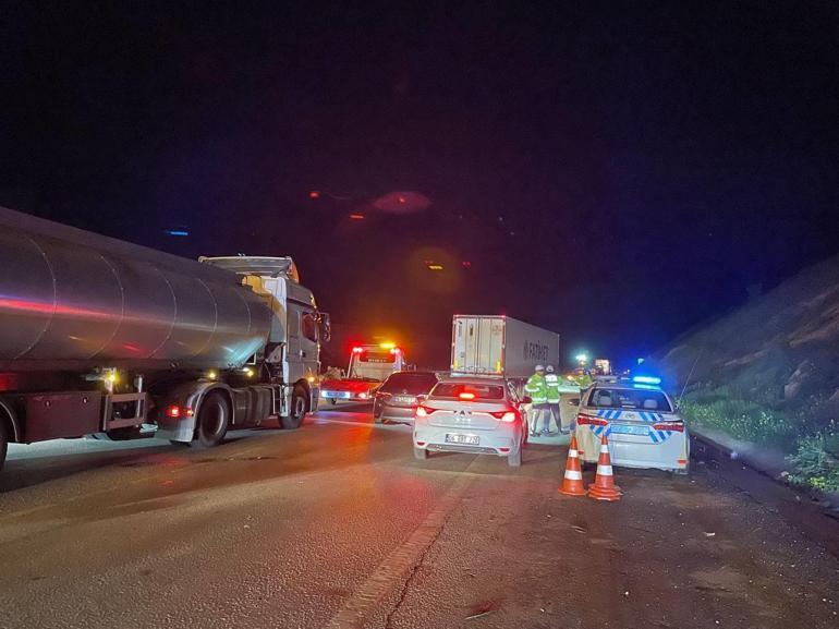 Gaziantep'te 2 TIR yolu makasladı, bölgeye gelen polis aracına başka bir TIR çarptı; 3'ü polis 4 yaralı