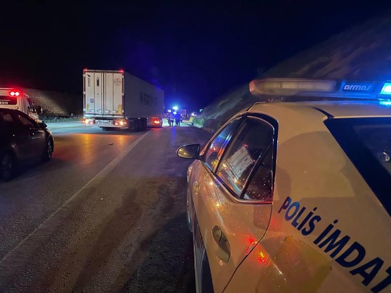 Gaziantep'te 2 TIR yolu makasladı, bölgeye gelen polis aracına başka bir TIR çarptı; 3'ü polis 4 yaralı