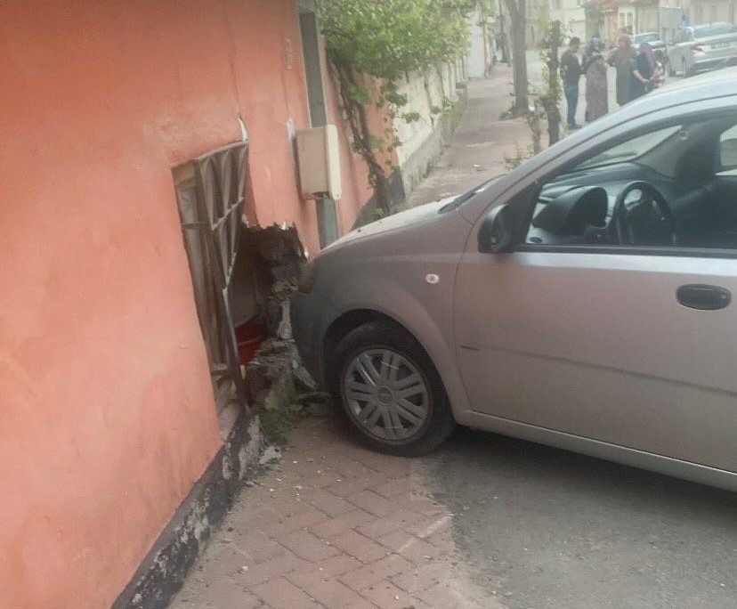 Minibüsle çarpışan otomobil evin duvarına çarparak durabildi