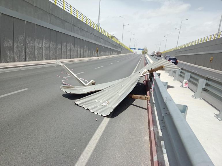 Konya'da fırtına ağaçları devirdi, baz istasyonu otomobilin üstüne düştü