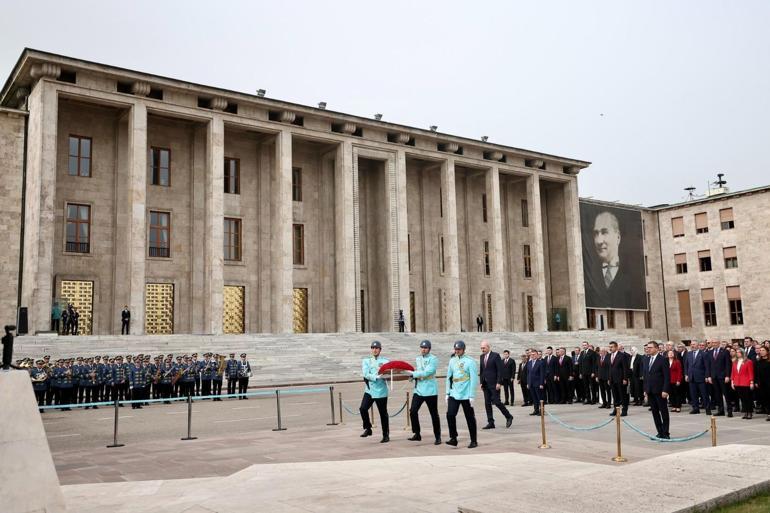 Kurtulmuş, TBMM'deki Atatürk Anıtı'na çelenk bıraktı