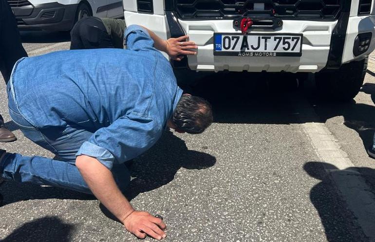 Motosikletten düşüp kamyonet altında kalan sürücü, ilk olarak aracını sordu