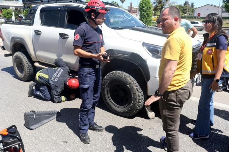 Motosikletten düşüp kamyonet altında kalan sürücü, ilk olarak aracını sordu