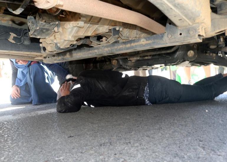 Motosikletten düşüp kamyonet altında kalan sürücü, ilk olarak aracını sordu