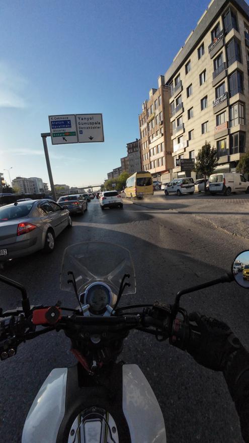 Avcılar’da kaldırımdan giden minibüs sürücüsü kamerada