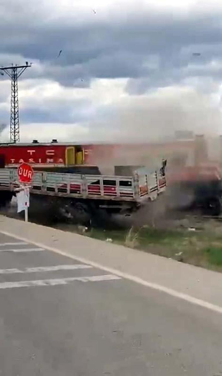 Yolcu treni, hemzemin geçitte TIR'a çarptı