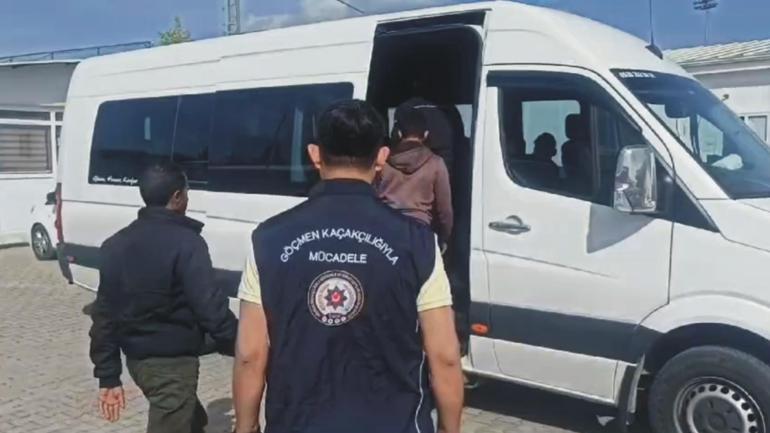 Osmaniye'de durdurulan minibüsten 9 kaçak göçmen çıktı