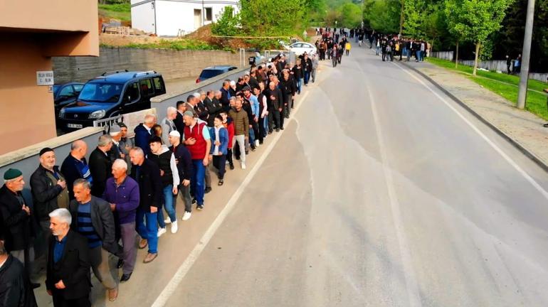 Mahallede 1 kilometrelik bayramlaşma kuyruğu