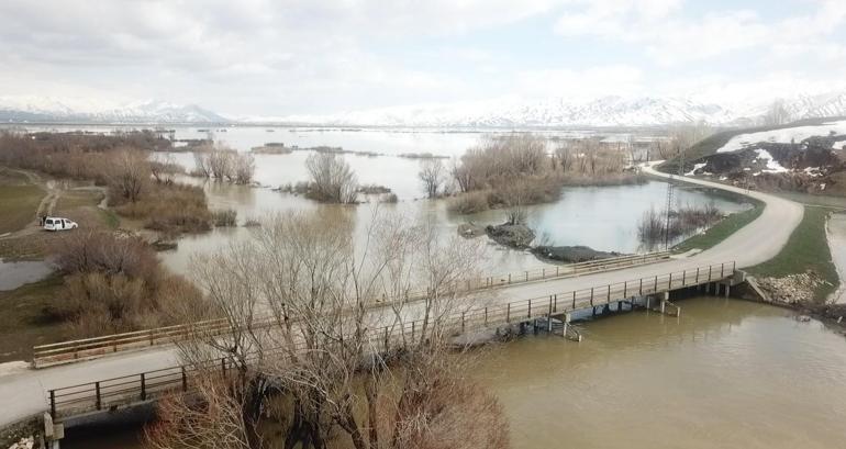 Yüksekova'da sağanak; ova göle döndü, havadan görüntülendi