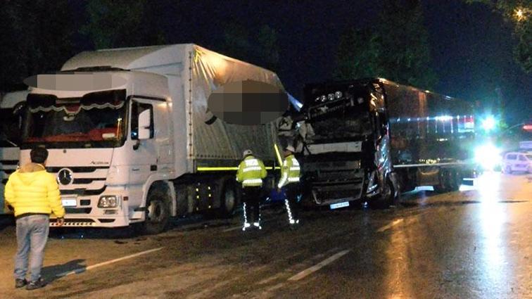 Alkollü TIR şoförü park halindeki 2 TIR'a çarptı: 1 yaralı