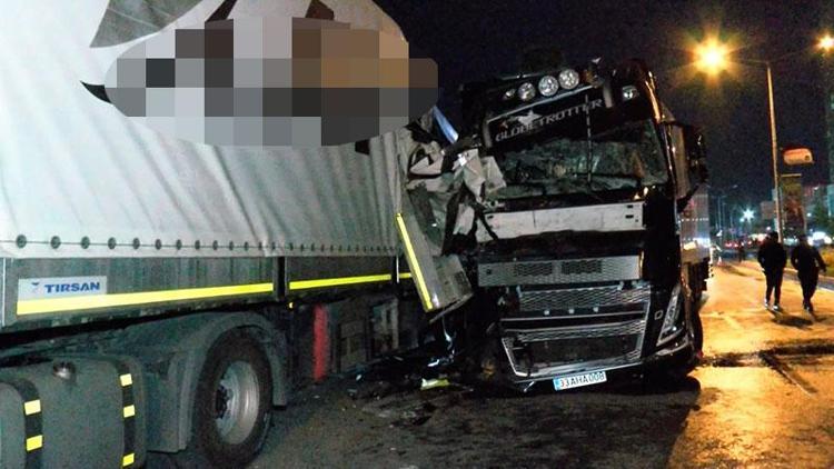 Alkollü TIR şoförü park halindeki 2 TIR'a çarptı: 1 yaralı