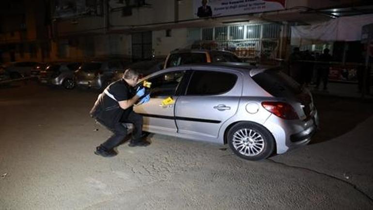 Üniversiteli genç kız otomobiline binerken tabancayla ayağından vuruldu; olay yerinde 15 adet boş kovan bulundu