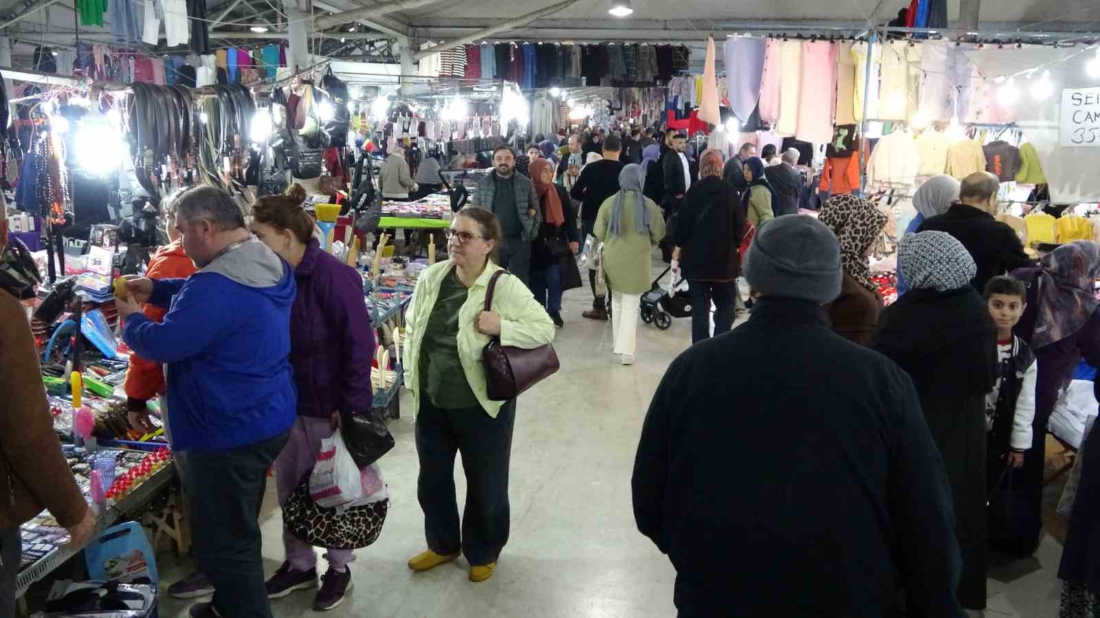 Kütahya’da kıyafet pazarı vatandaşların akınına uğruyor