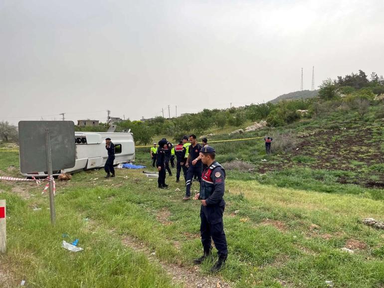 Gaziantep’te yolcu midibüsü devrildi; astsubay öldü, 17 yaralı