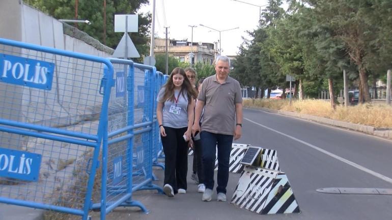 Halay çekerken çalınan telefonunu bulan polise İtalyan öğrenci Linda'dan teşekkür