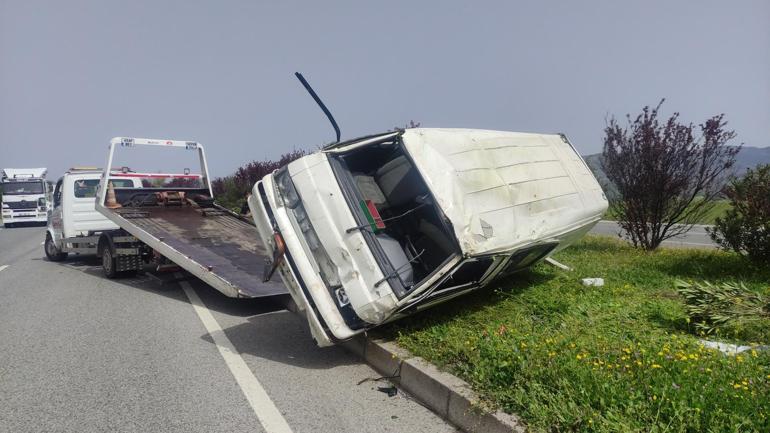 Minibüs, refüjdeki ağaçlara çarpıp takla attı: 1’i Kırgızistanlı 2 yaralı