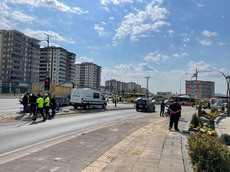 Kamyona çarpan motosikletin sürücüsü öldü