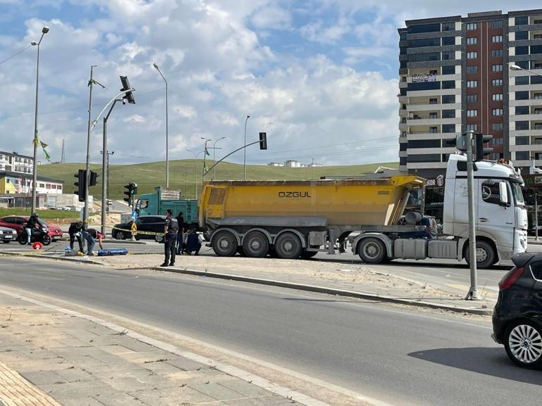 Kamyona çarpan motosikletin sürücüsü öldü