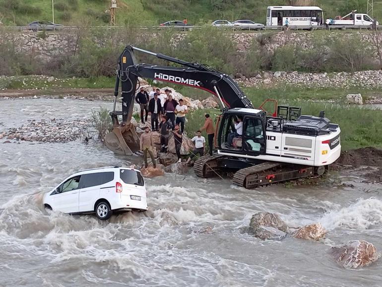 Dereye düşen hafif ticari araç, iş makineleriyle kurtarıldı: 2 yaralı